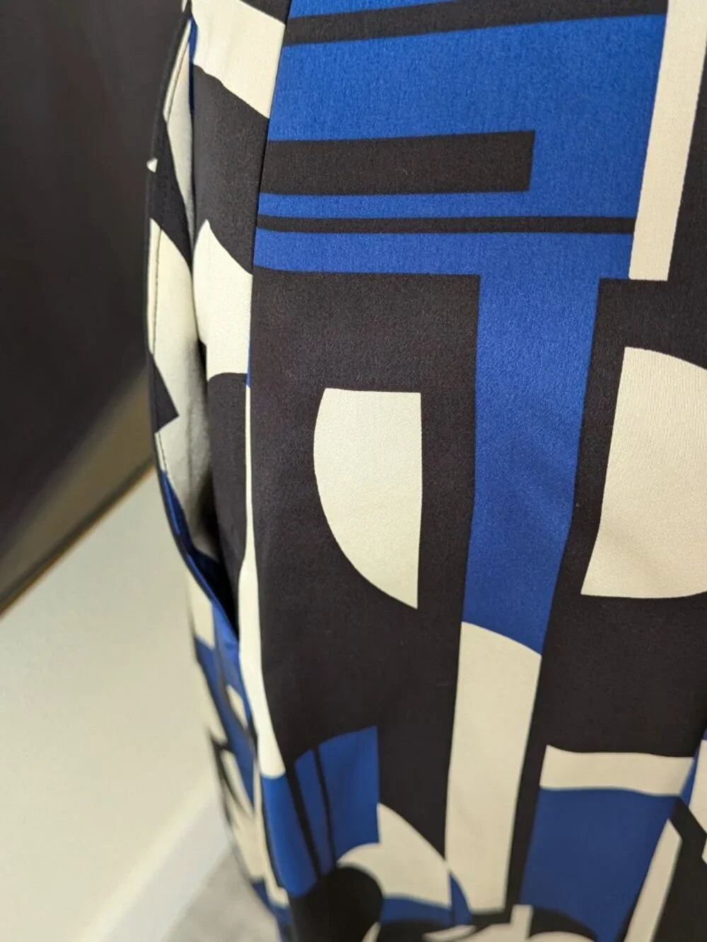 Size 10 Lauren Ralph Lauren Women’s Silk Box Pleats Skirt Blue Black & Geometric
